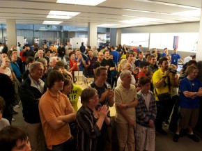 Begeistertes Publikum im Apple Store