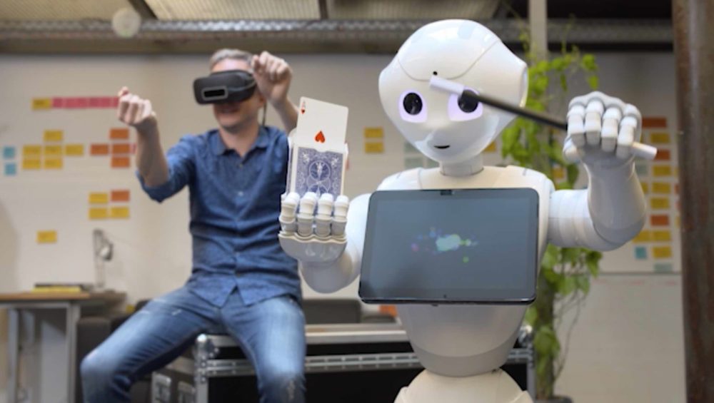 Roboter Pepper lernt von Simon das Zaubern